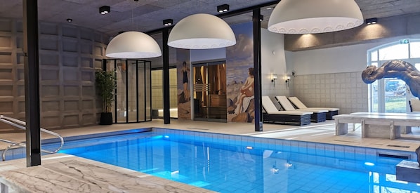 Salas de tratamiento para parejas, un sauna, una bañera de hidromasaje