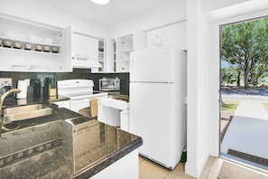 Fridge, oven, stovetop, dishwasher