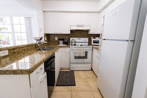 Refrigerador, horno, lavavajillas y cafetera y tetera