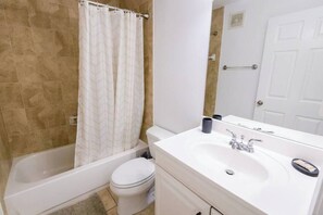 Een haardroger, handdoeken