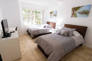 2 habitaciones, tabla de planchar con plancha y cuna de viaje