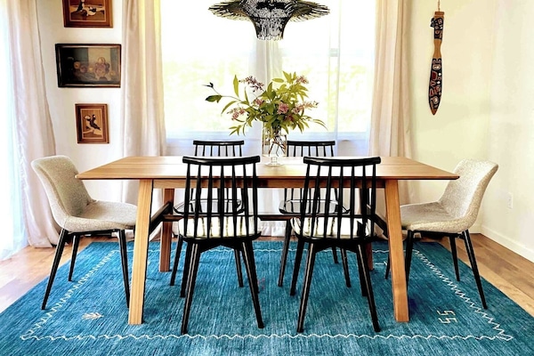 Dining room seating for 6.