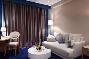 Minibar, in-room safe, desk, laptop workspace - Flower Town Hôtel & Spa (Rabat)