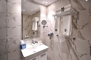 Shower, rainfall showerhead, free toiletries, hair dryer - Flower Town Hôtel & Spa (Rabat)