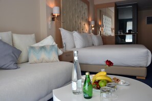 Minibar, in-room safe, desk, laptop workspace - Flower Town Hôtel & Spa (Rabat)