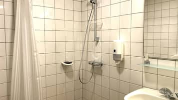 Basic Double Room | Bathroom | Towels