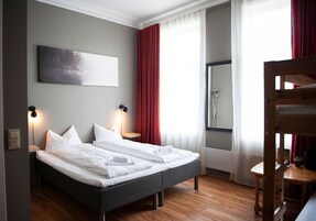 Cortinas blackout, tabla de planchar con plancha y wifi gratis 