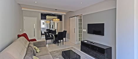 Appartement Deluxe | Coin séjour | Télévision à écran plat