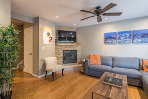 Condo, 2 Bedrooms | Living area