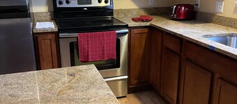 Beautiful 2 Bedroom Condo - Sleeps Six