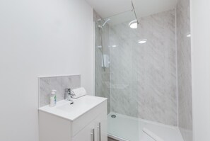 City Apartment | Bathroom - iStay Liverpool Bold Street (Liverpool)