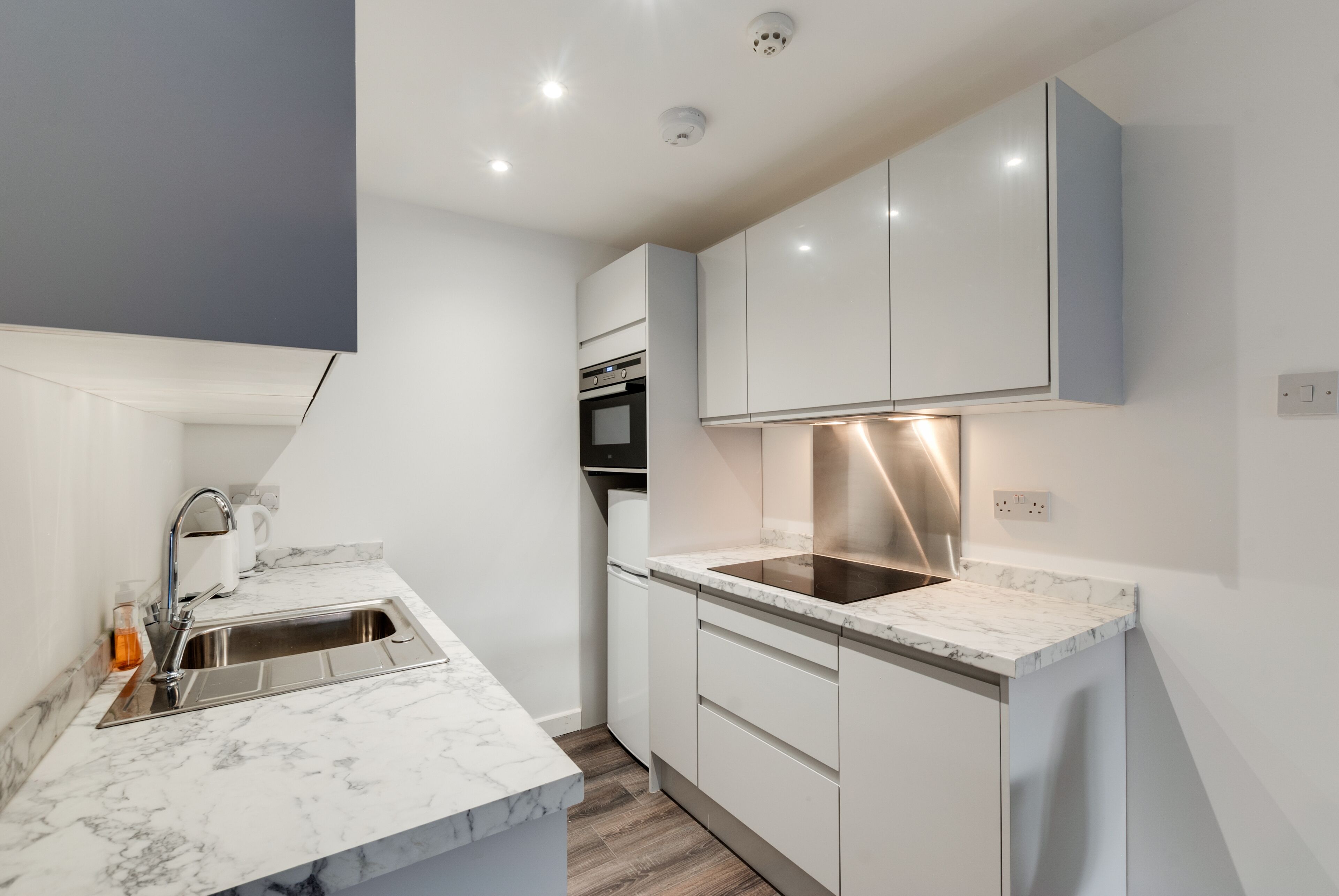 City Apartment | Private kitchen | Fridge, microwave, oven, stovetop