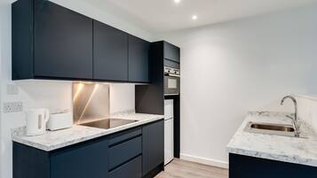 City Apartment | Private kitchen | Fridge, microwave, oven, stovetop