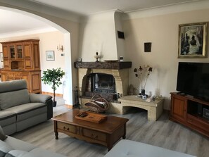 Smart-TV, Kamin, DVD-Player, Tischtennisplatte