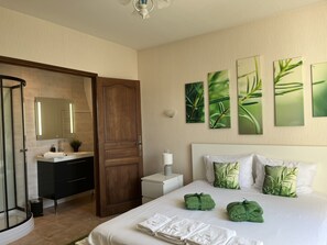 5 slaapkamers, een bureau, een strijkplank/strijkijzer, reisbedje
