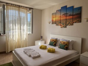 5 bedrooms, desk, iron/ironing board, travel cot