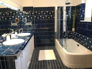 Ensemble douche/baignoire, sèche-cheveux, serviettes fournies, savon