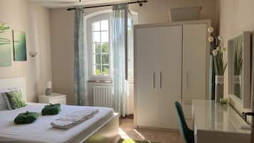 5 slaapkamers, een bureau, een strijkplank/strijkijzer, reisbedje