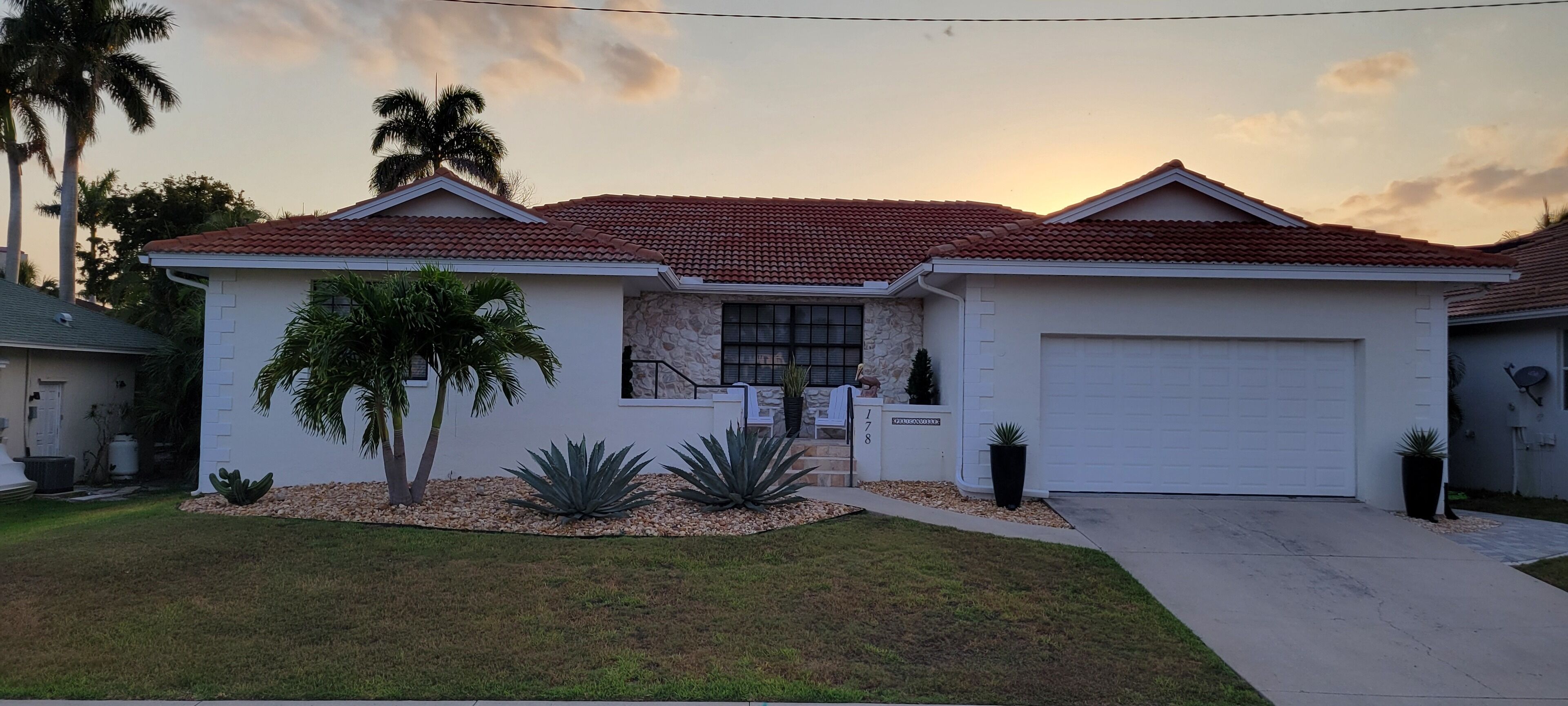Beautiful home,walk to the beach,restaurants and bars