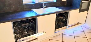 Fridge, microwave, oven, stovetop - Ferienhaus Große Weite Welt mit 8 Schlafzimmern (Nümbrecht)