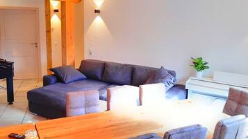 Smart TV, lareira, pebolim, mesa de pingue-pongue