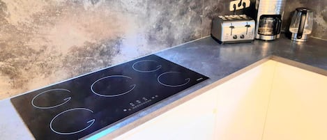 Geladeira, micro-ondas, fogão, cooktop