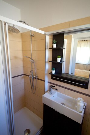 Apartment, 2 Bedrooms, Non Smoking | Bathroom