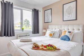 2 chambres, bureau, fer et planche à repasser, lit parapluie