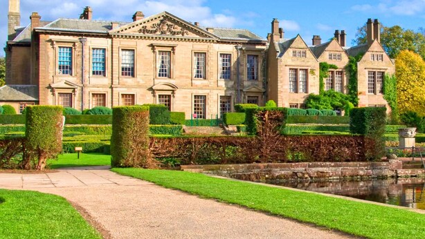A large, historic building with symmetrical architecture, a formal garden, and a pond. - City Centre Flat - Free Parking, Wifi & SmartTV (Milton Keynes)