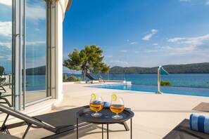 Pool - Luxury Villa Sea Whisper with private pool, sauna, jacuzzi and gym by the sea in Zablace - Šibenik (Šibenik)