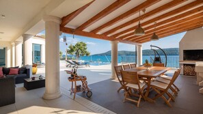 Outdoor dining - Luxury Villa Sea Whisper Sibenik with 2 Pools, Gym (Šibenik)