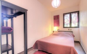 2 bedrooms, travel cot, free WiFi