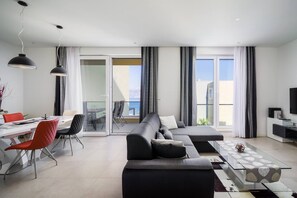 TV - Luxury Beachfront Villa Ciovo Joy 4 with Pool, Gym (Slatine)
