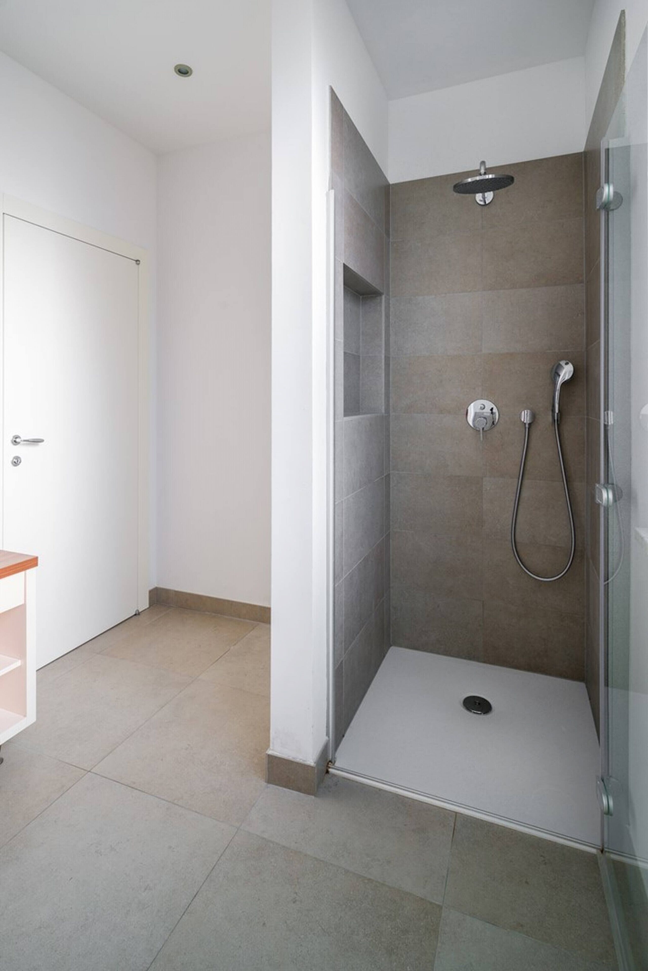Een douche, een haardroger, handdoeken, zeep