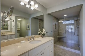 Combined shower/bathtub, hair dryer, towels