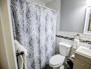 Combined shower/bathtub, hair dryer, towels, soap