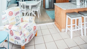 Een moderne keuken met houten kastjes, een roestvrijstalen koelkast en een inbouwmagnetron.