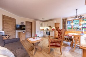 TV - Ferienwohnung Watzmann, für 1-4 Personen, 54 qm, Südterrasse, Garage, Separater Eingang (Berchtesgaden)