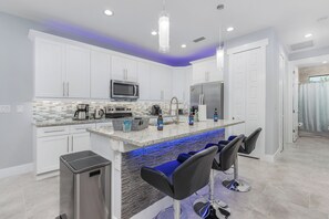 Geladeira, micro-ondas, fogão, cooktop