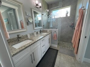 Combined shower/bathtub, soap, toilet paper