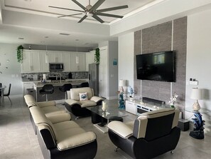 Smart TV y chimenea 