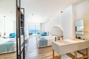 Deluxe suite, uitzicht op zee (Front) | Een kluis op de kamer, een bureau, een strijkplank/strijkijzer