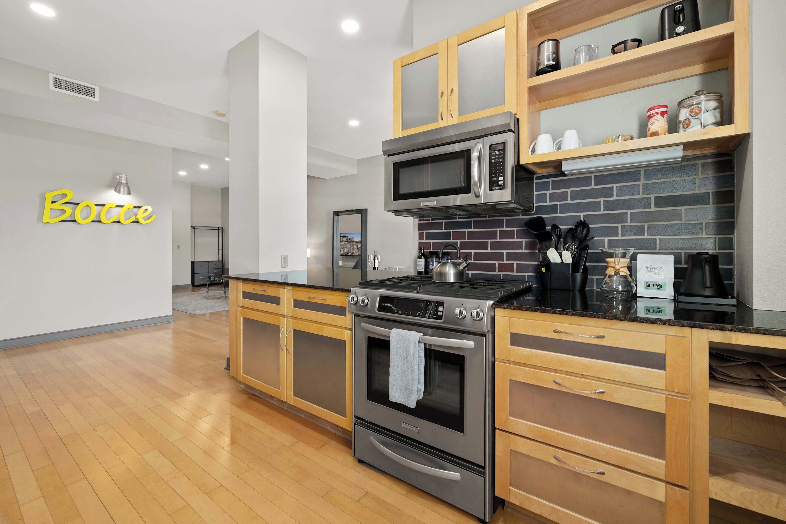 Réfrigérateur, four à micro-ondes, un four, surface de cuisson