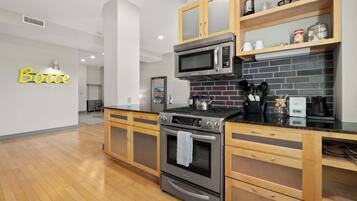 Réfrigérateur, four à micro-ondes, un four, surface de cuisson