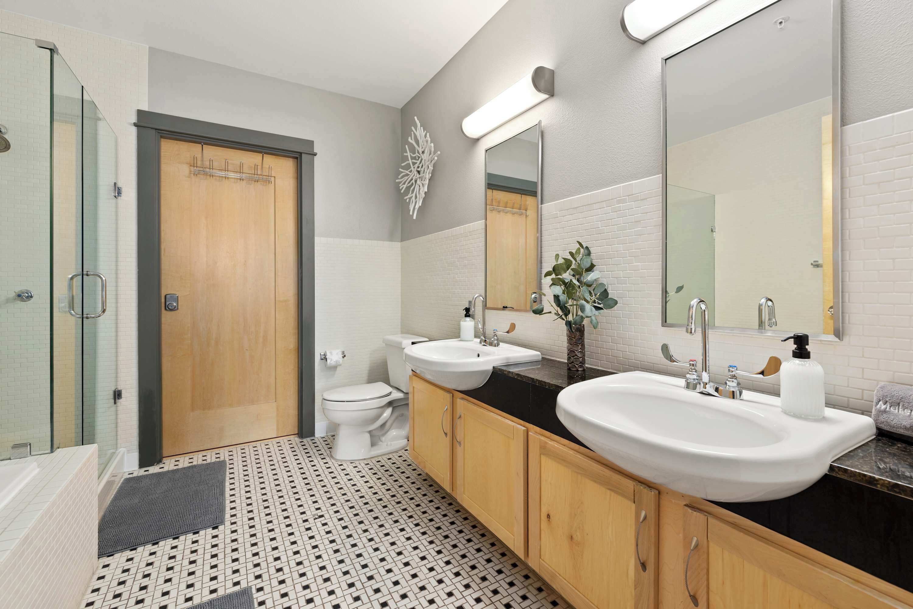 Bathtub, hair dryer, towels, shampoo