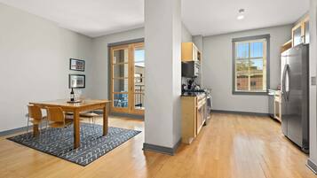 Réfrigérateur, four à micro-ondes, un four, surface de cuisson