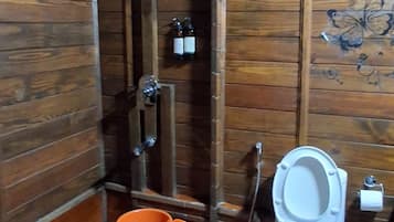 Casa de campo estándar | Baño | Ducha y cabezal de ducha tipo lluvia