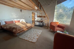 Classic Cottage | Individually furnished, WiFi, bed sheets