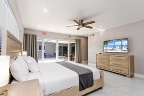 5 Schlafzimmer, Schreibtisch, Bügeleisen/Bügelbrett, Reisekinderbett