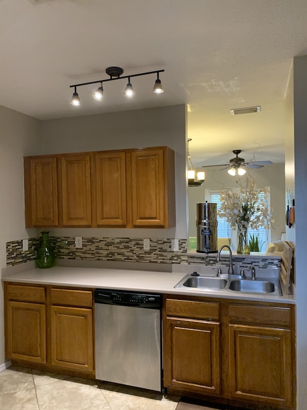 Mikrowelle, Geschirrspüler, Wasserkocher mit Kaffee-/Teezubehör